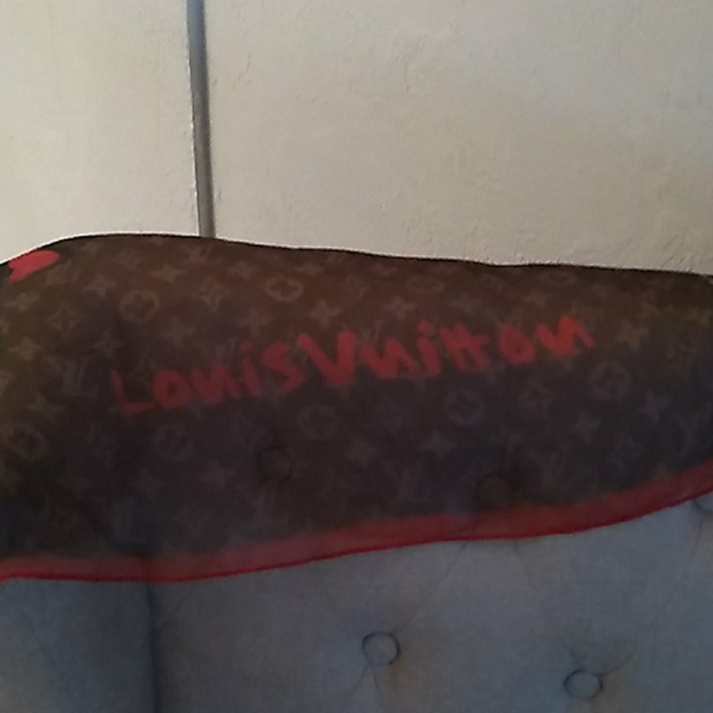 Lv rose scarf